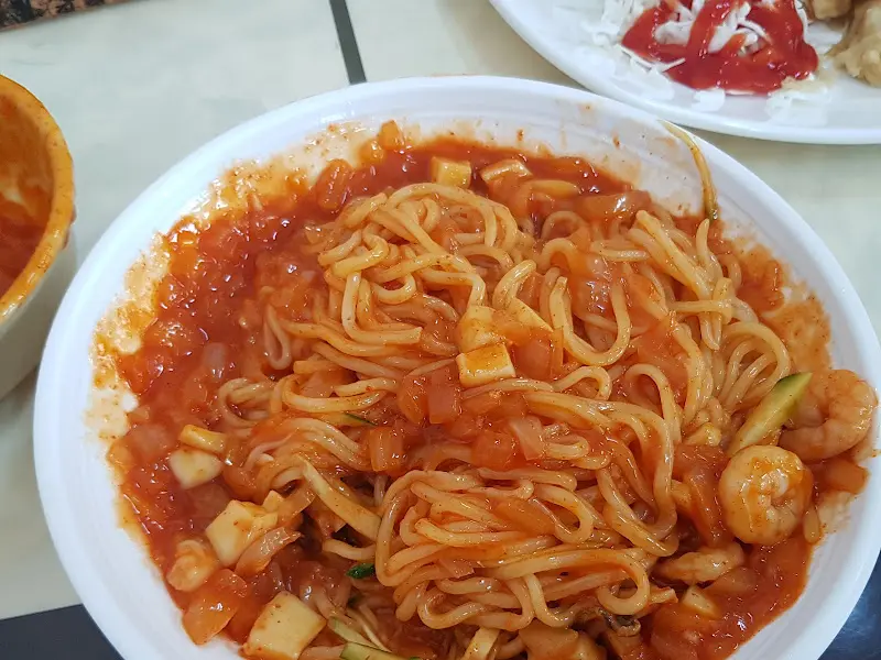 사천짜장의 면발을 들어올린 모습