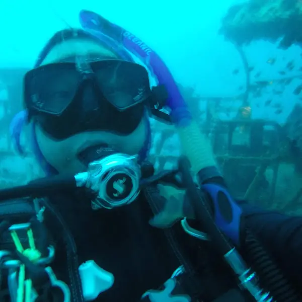 어두운 바닷속에서 다이버의 모습