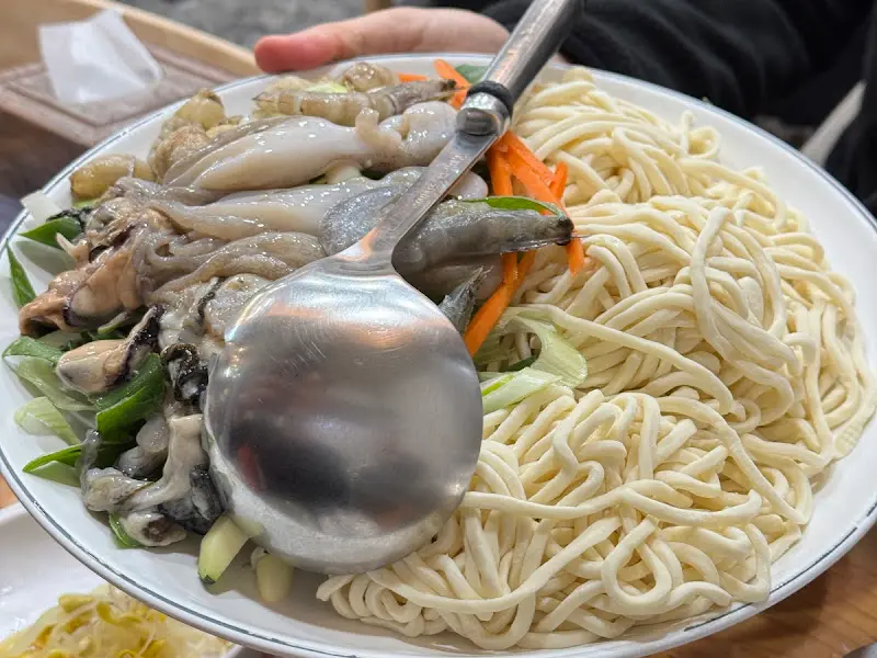 해물칼국수의 해산물과 면