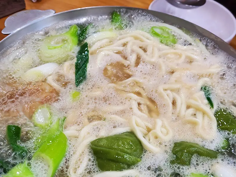 해물칼국수 끓는 모습