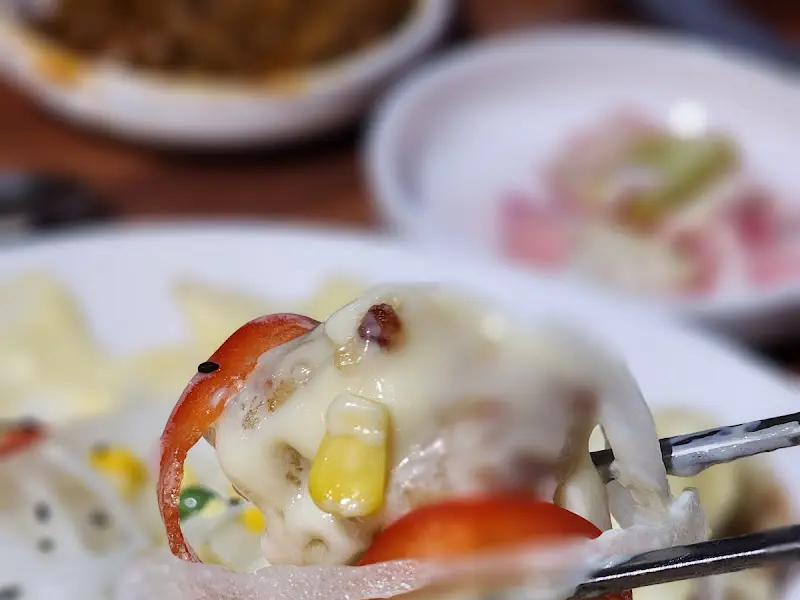 달콤한 크림 소스가 듬뿍 뿌려진 크림 탕수육