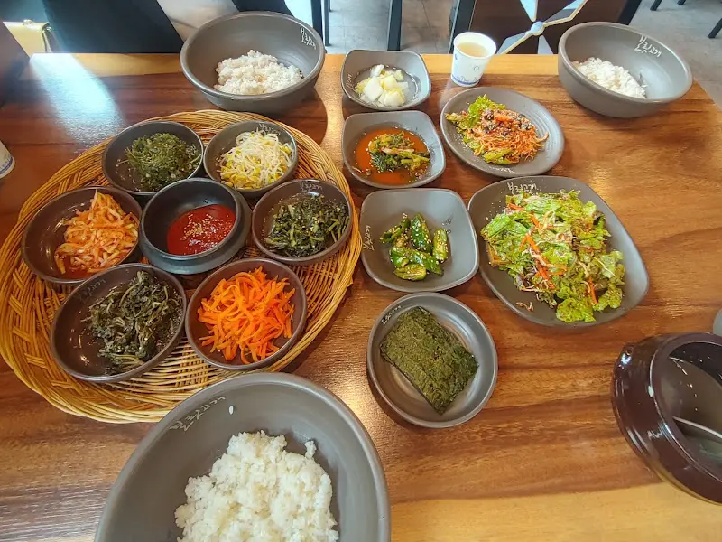 정갈하게 차려진 보리밥 정식 한 상 차림