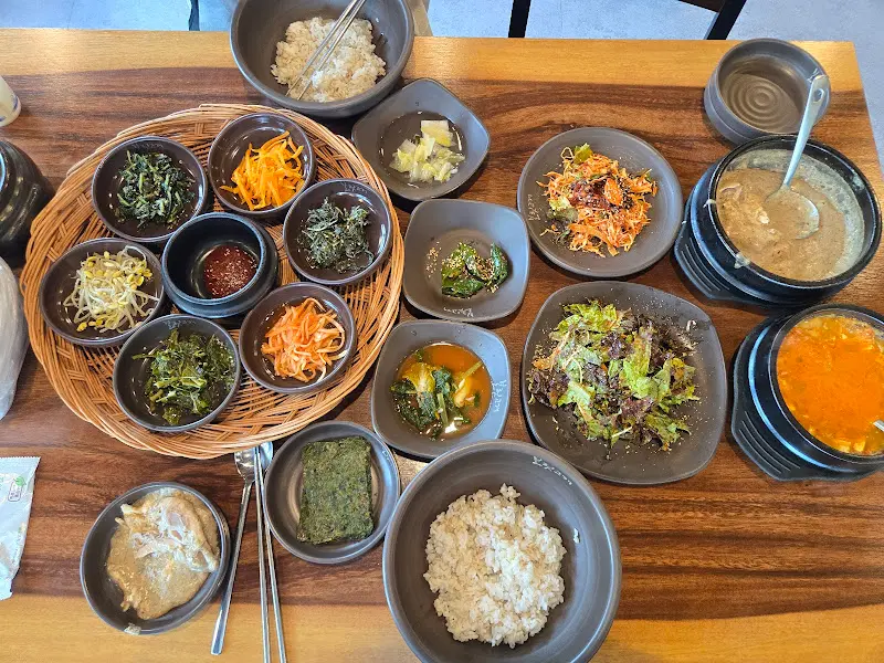 항공샷으로 찍은 푸짐한 한 상 차림