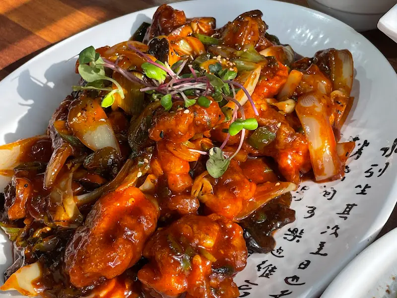 매콤한 소스와 불맛이 더해진 제천 탕수육