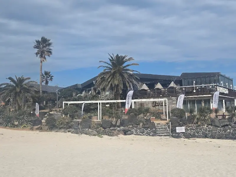 델문도 카페 외부 전경