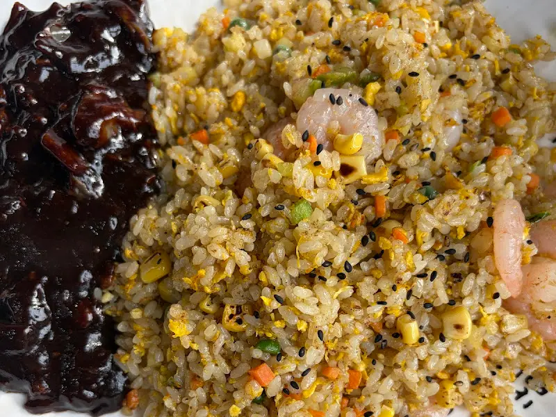 고슬고슬하게 볶아진 새우볶음밥