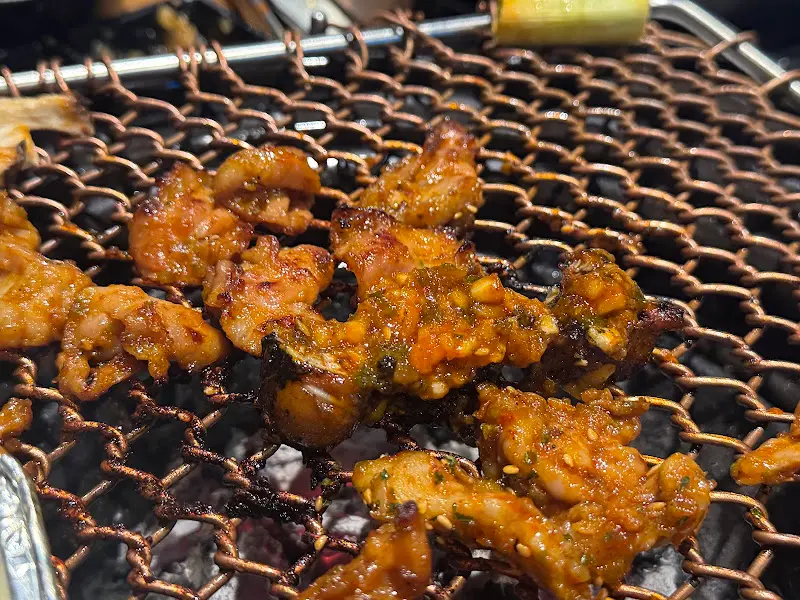 숯불 위에서 맛있게 구워지는 닭갈비