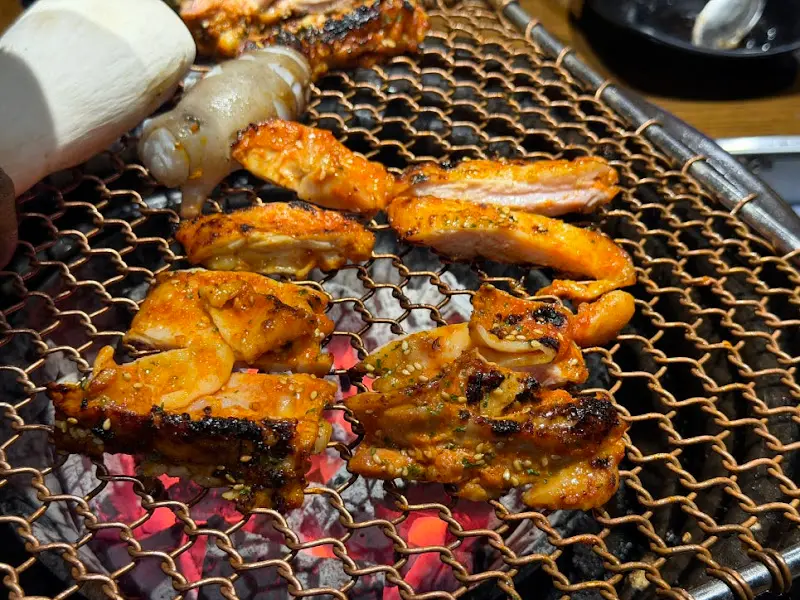 숯불 위에서 익어가는 닭갈비