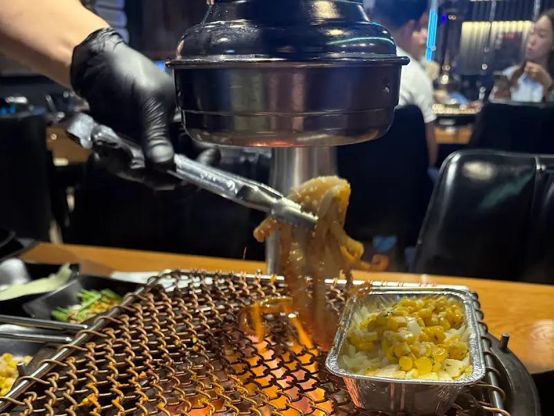 직원분이 산낙지를 굽는 모습