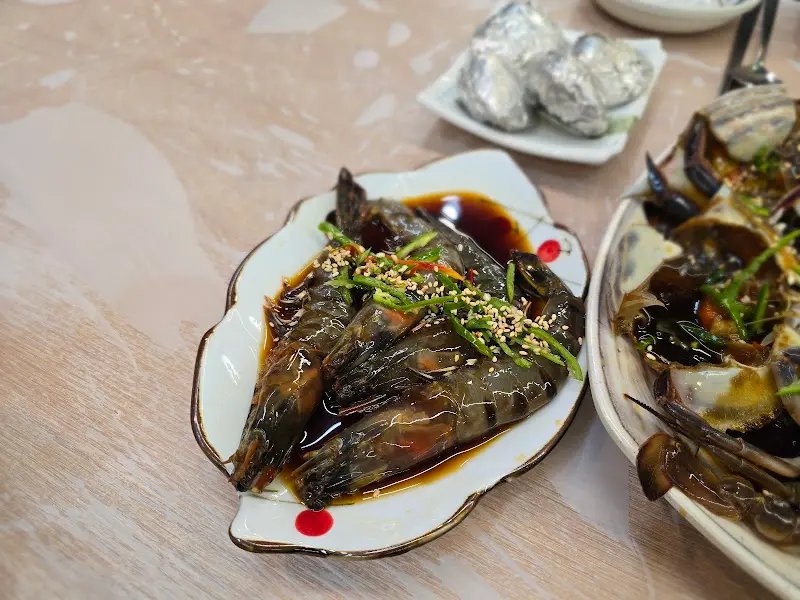 윤기가 흐르는 간장새우의 모습