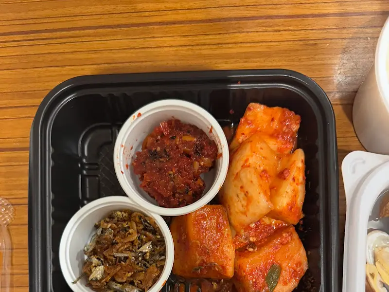 포장된 밑반찬의 모습