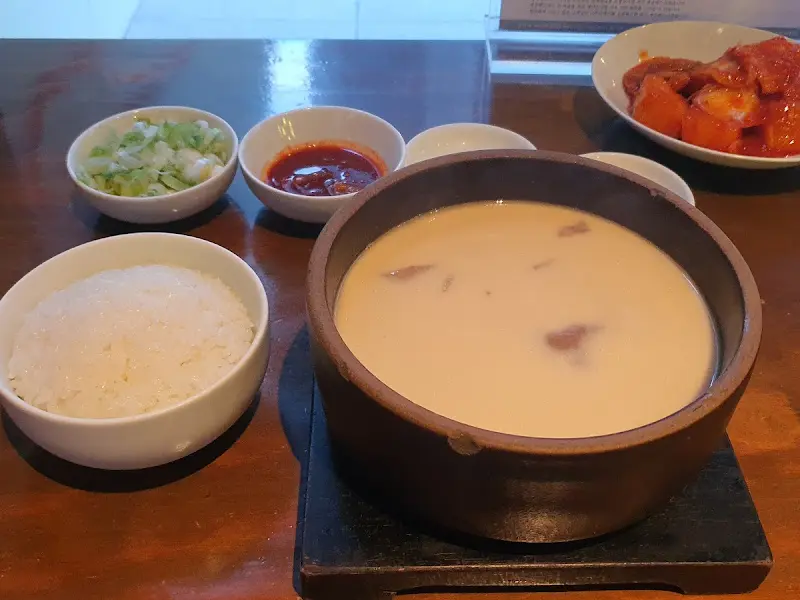 뽀얀 곰탕 한상차림