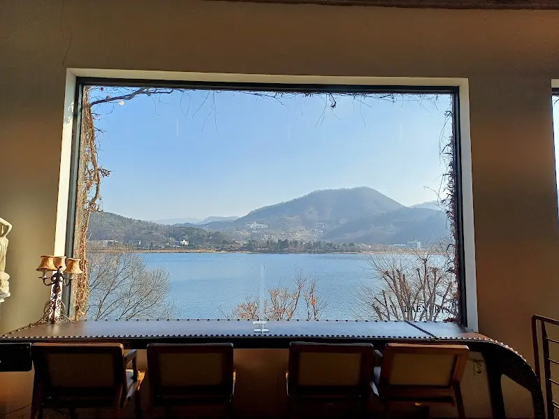 통창을 통해 보이는 북한강 뷰