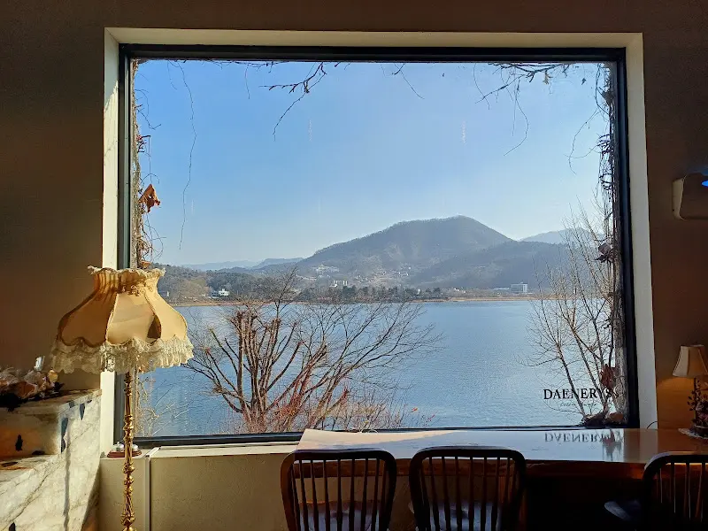 창밖으로 보이는 북한강과 주변 풍경