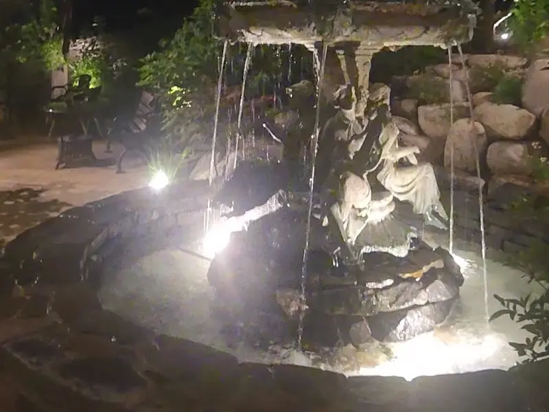 담쟁이 덩굴로 뒤덮인 카페 외관