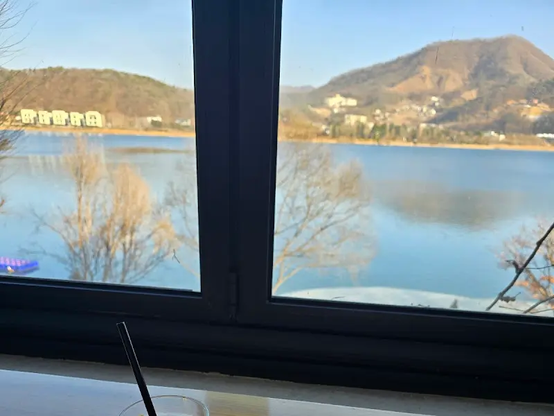 창가에서 바라본 북한강