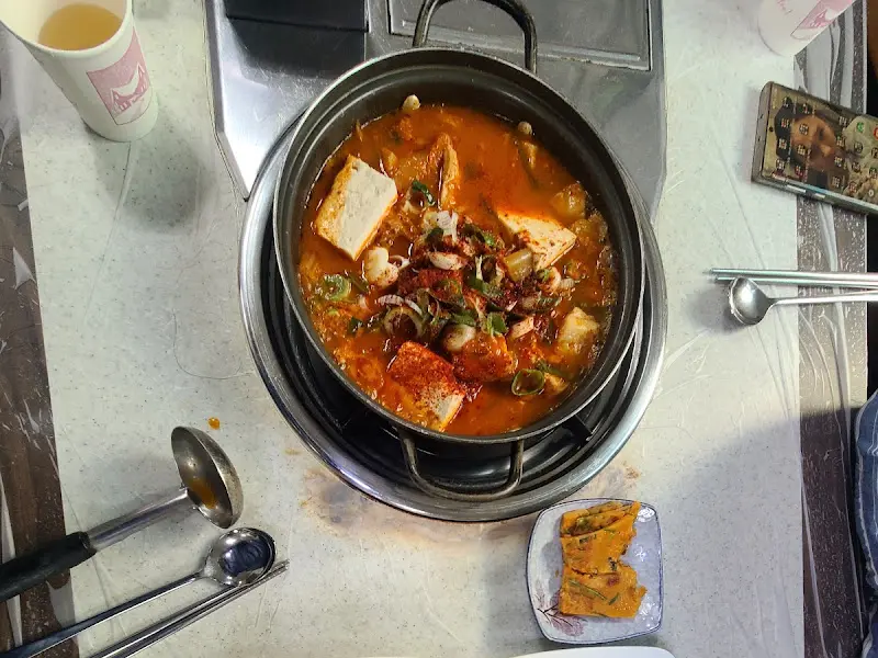 김치찌개가 담긴 뚝배기
