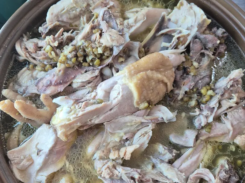 녹두가 넉넉하게 뿌려진 토종닭 백숙