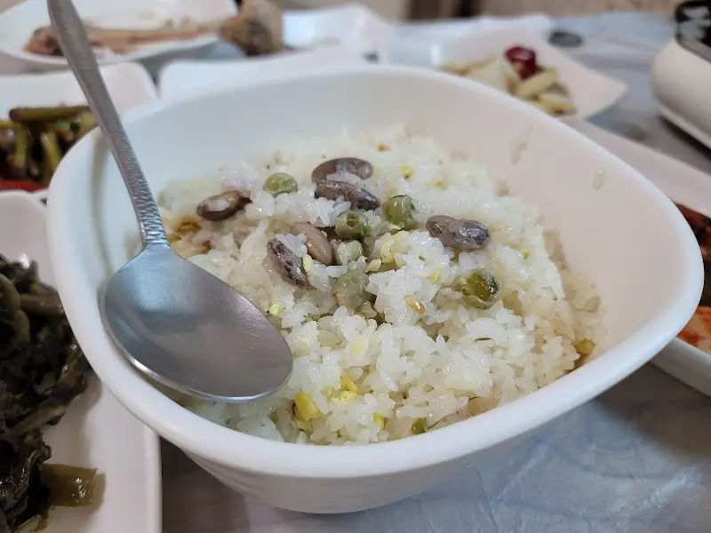 풋콩이 듬뿍 올려진 콩나물밥