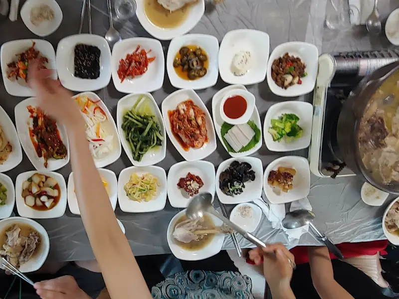 상다리 부러지게 차려진 토종닭 백숙 한 상