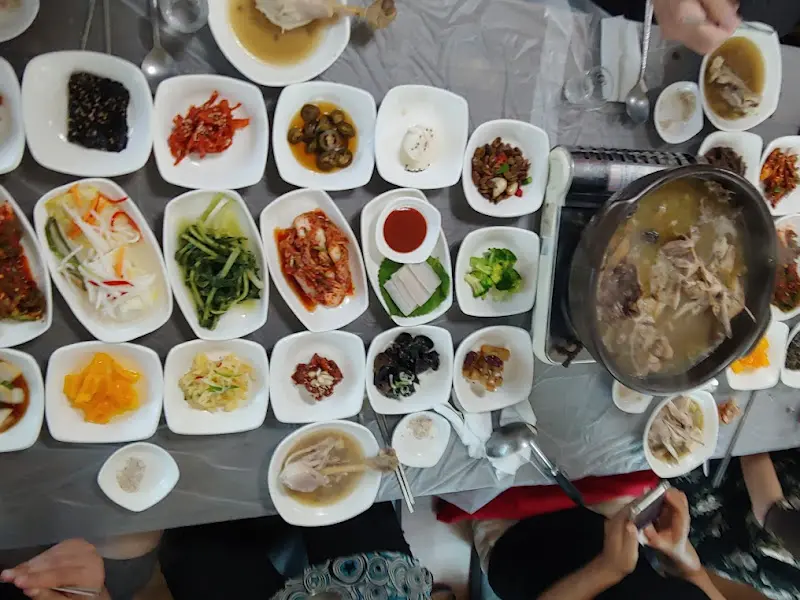 닭백숙과 다양한 반찬들