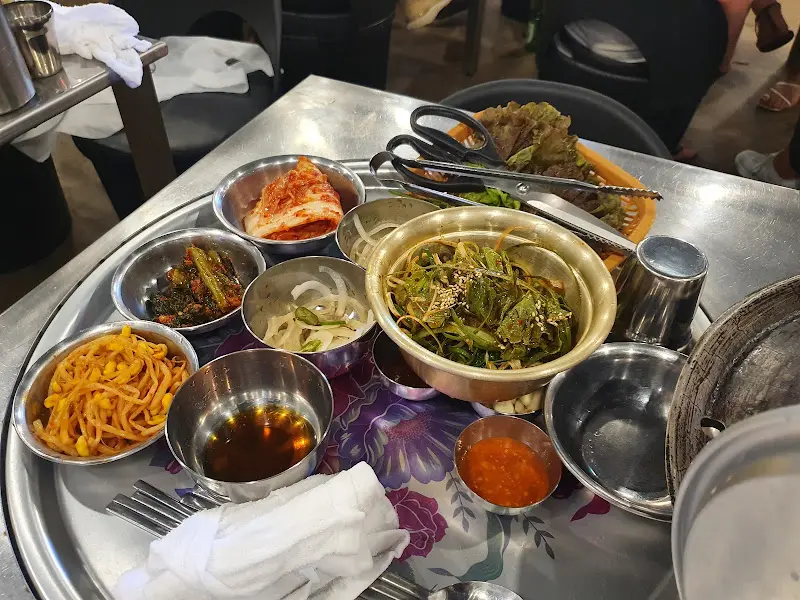 다양한 종류의 반찬이 담긴 쟁반