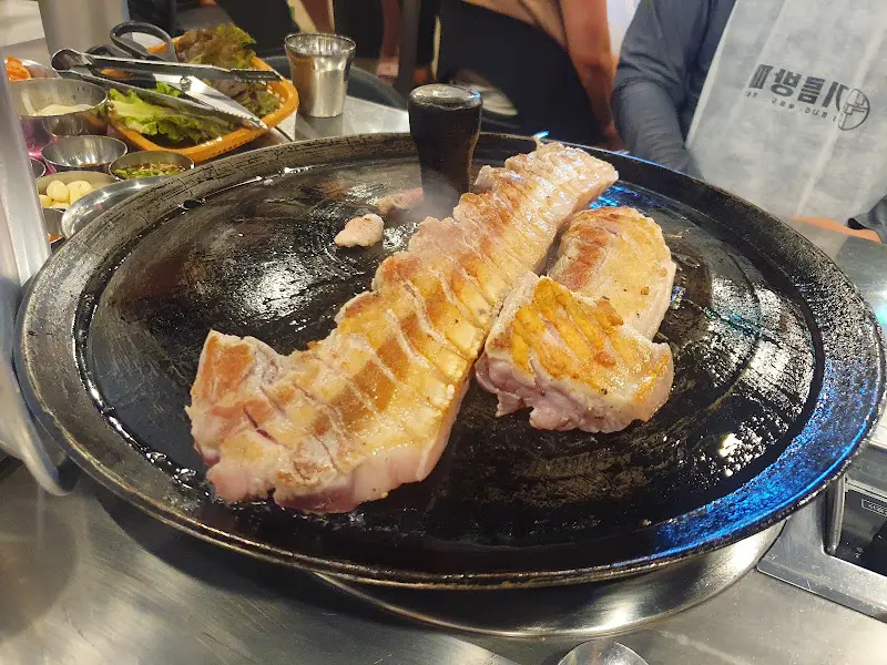 솥뚜껑 위에 올려진 삼겹살