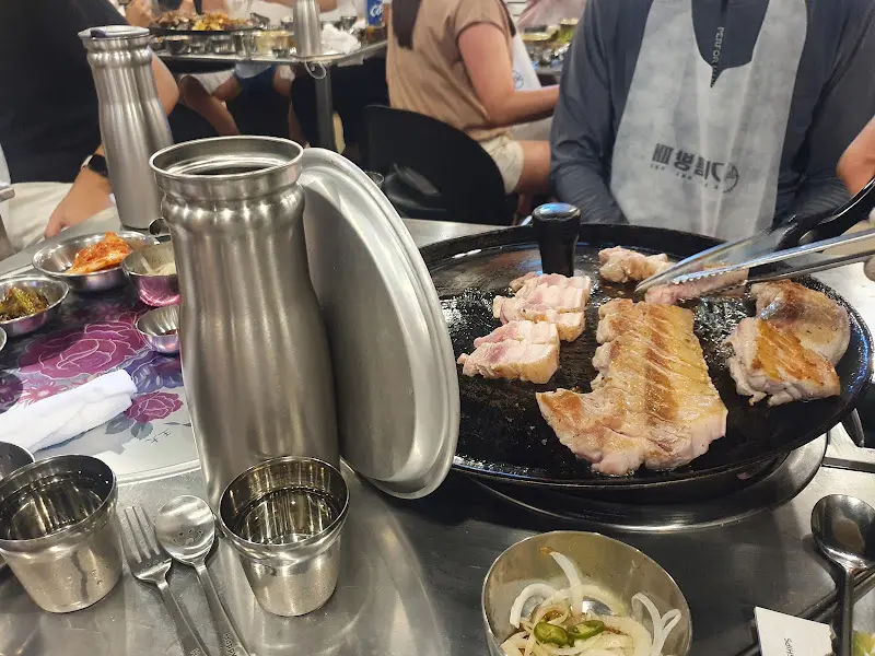 직원분이 고기를 굽는 모습