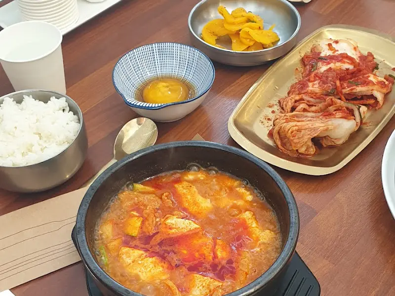순두부찌개와 계란 비빔밥