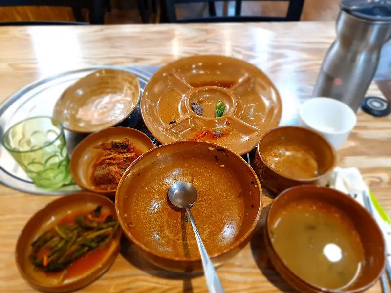 깨끗하게 비워진 그릇