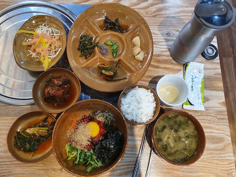 육회비빔밥과 반찬