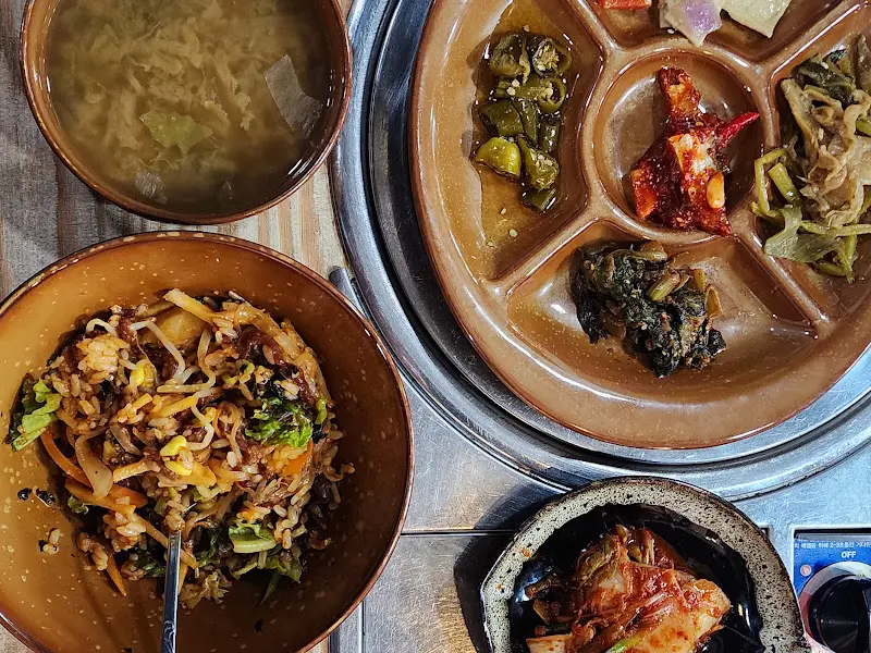 육회비빔밥과 반찬 전체샷