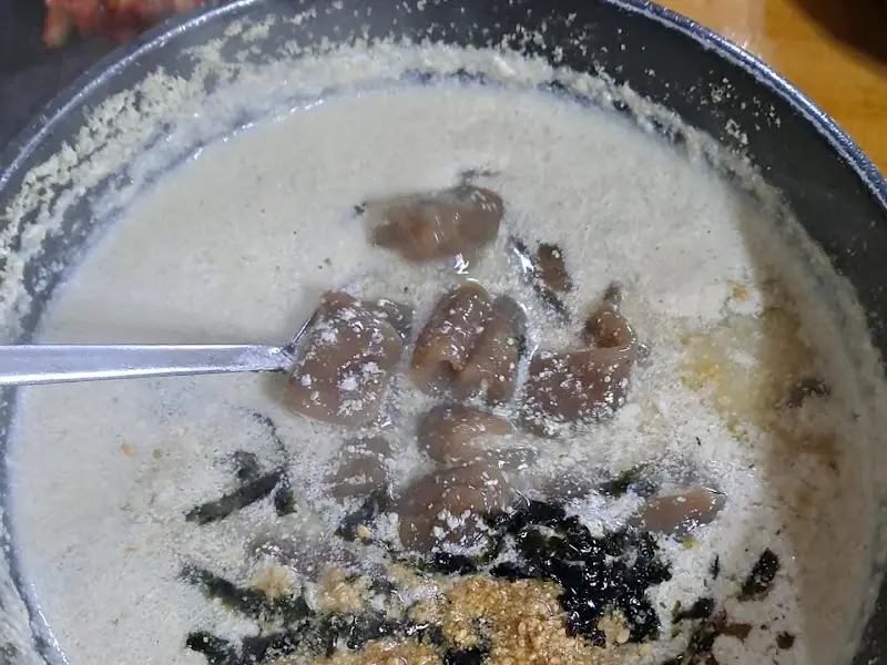 고소한 냄새가 코를 자극하는 도토리 들깨수제비