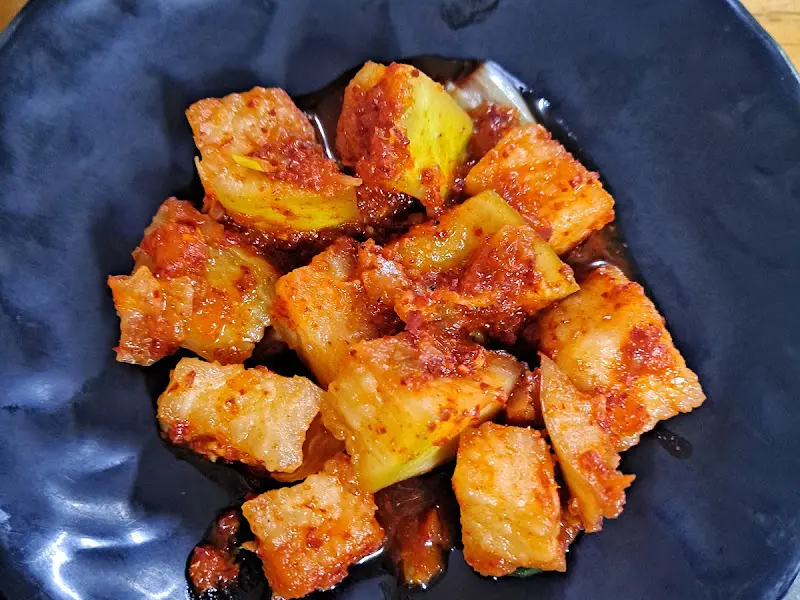 잘 익은 깍두기는 묵밥의 훌륭한 동반자다