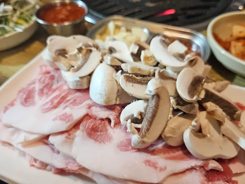 신선한 덜미살과 버섯