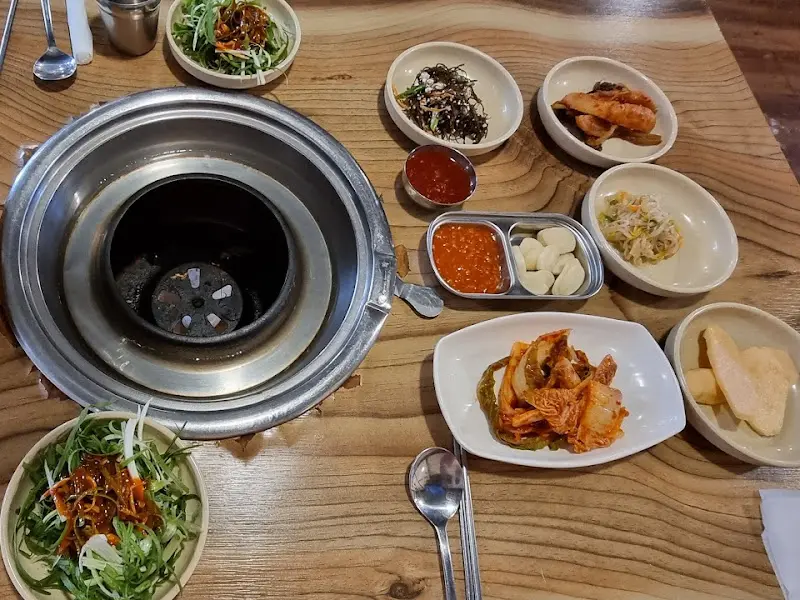 불판 위의 밑반찬