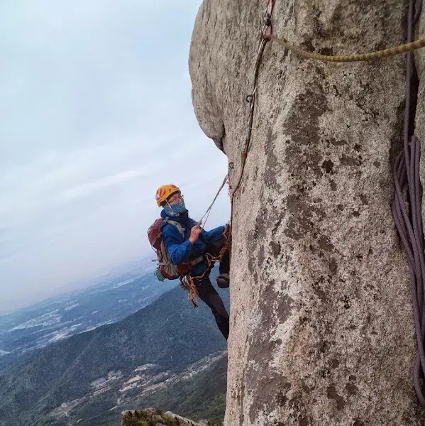 암벽 등반하는 사람