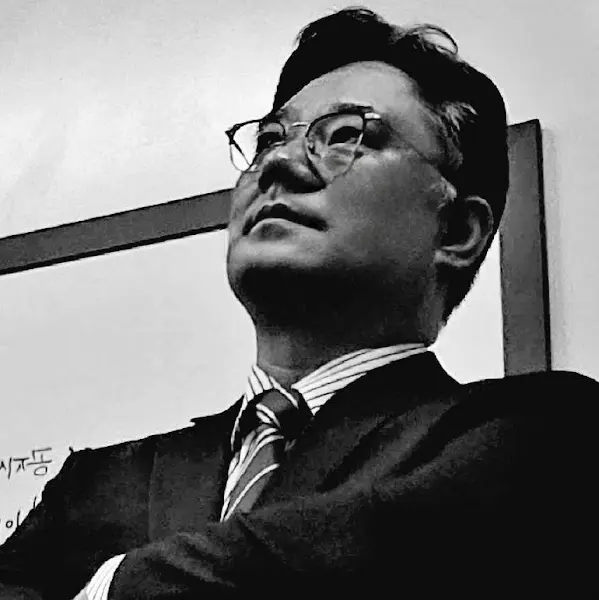 정장을 입은 남성의 흑백 사진