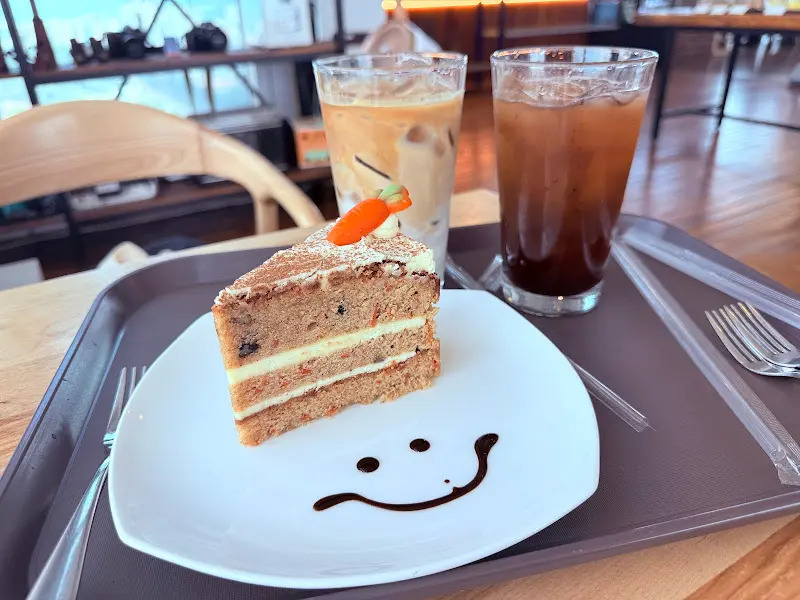 더클라우드의 수제 당근 케이크와 음료