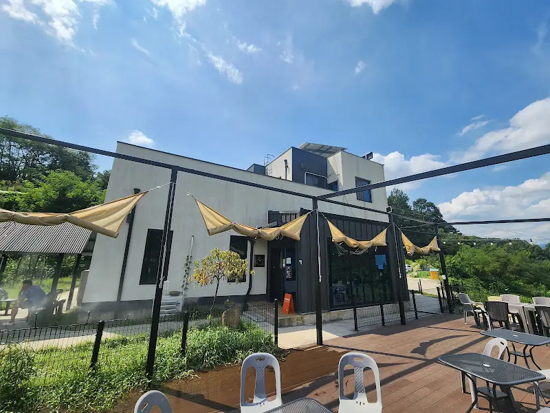 하얀색 외벽의 깔끔한 식당 건물