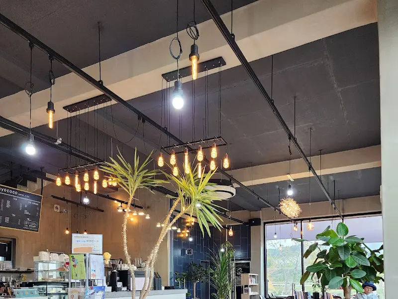 세련된 인테리어가 돋보이는 카페 내부