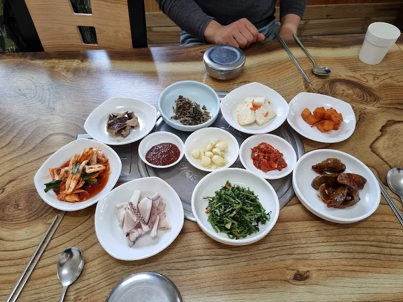 다양한 반찬이 정갈하게 담겨 있는 모습