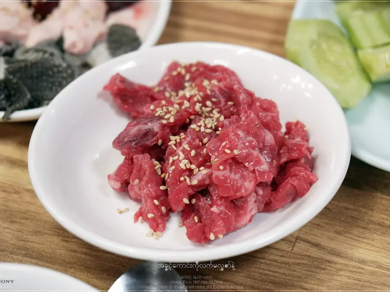 참깨가 뿌려진 육사시미