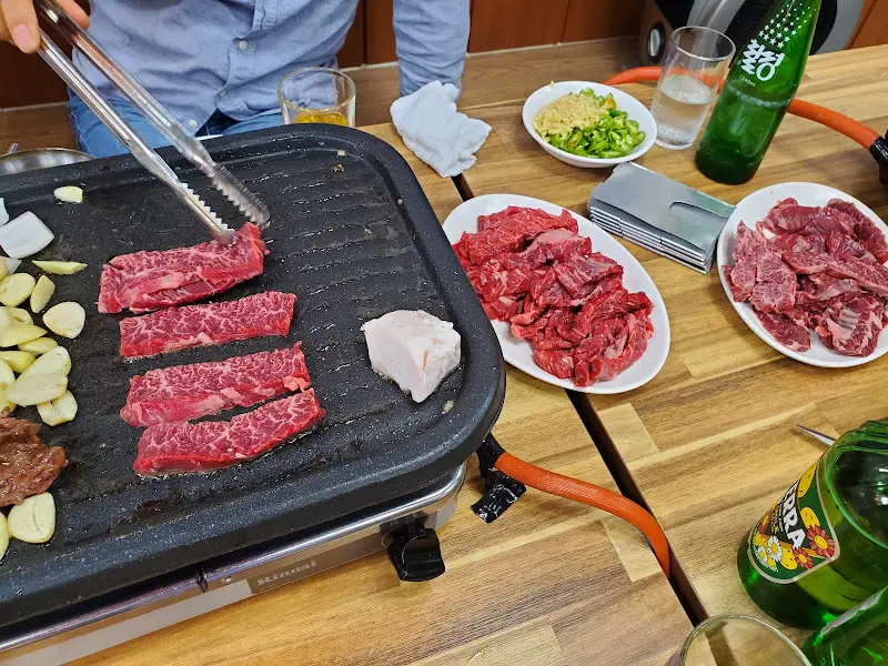 불판 위에서 익어가는 소고기