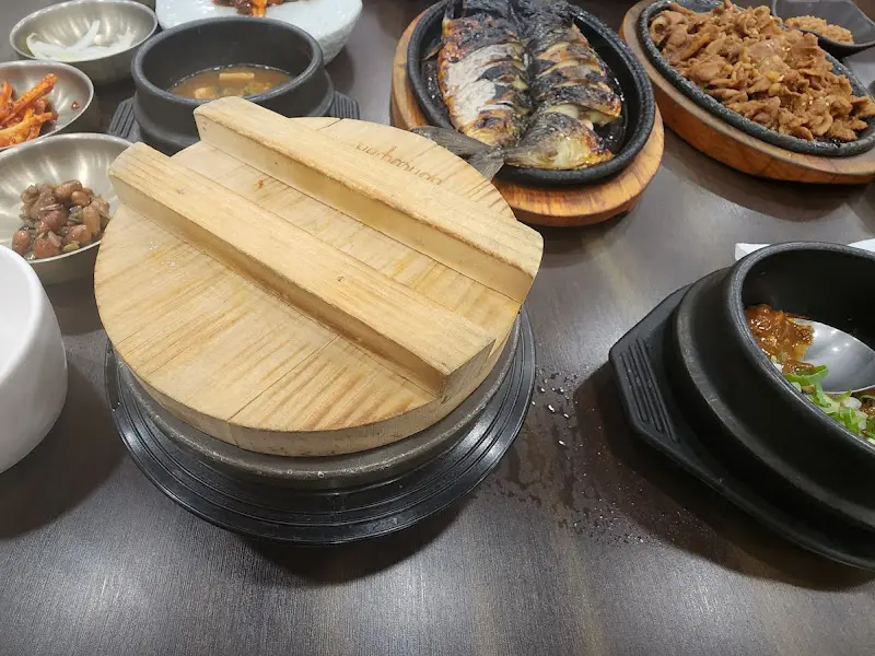 돌솥밥과 메인 요리