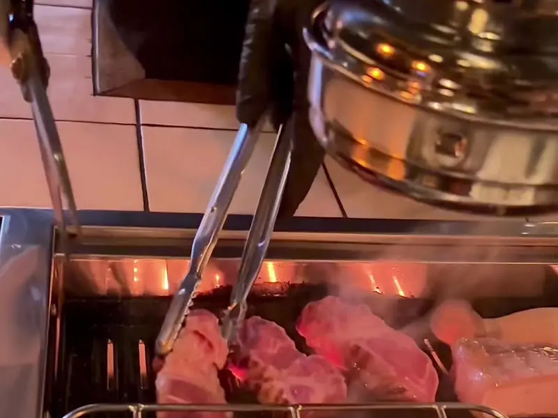 전문가의 손길로 구워지는 흑돼지