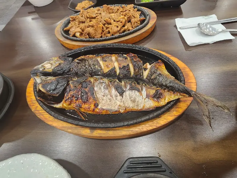 고등어구이와 제육볶음