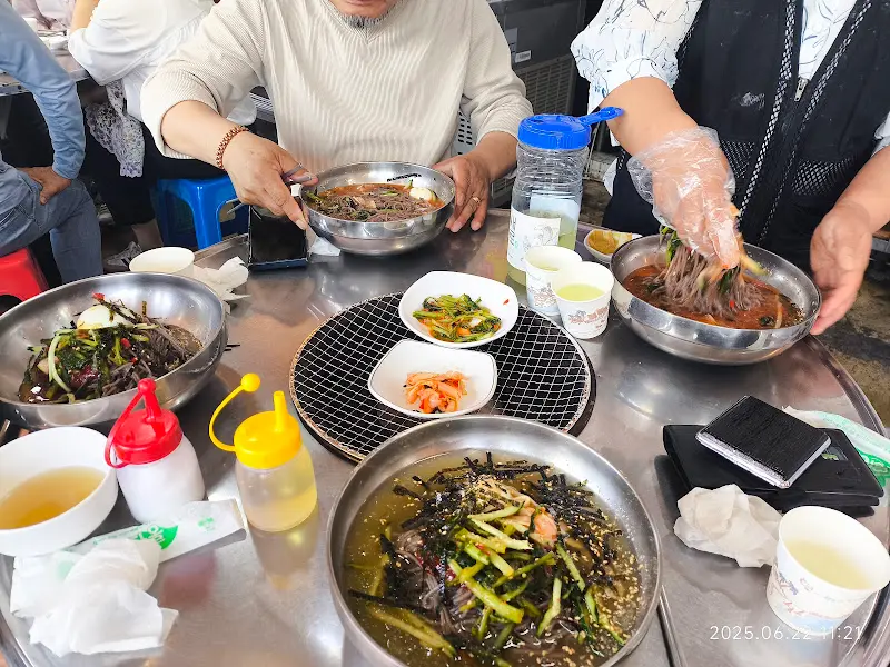 막국수 비비는 모습