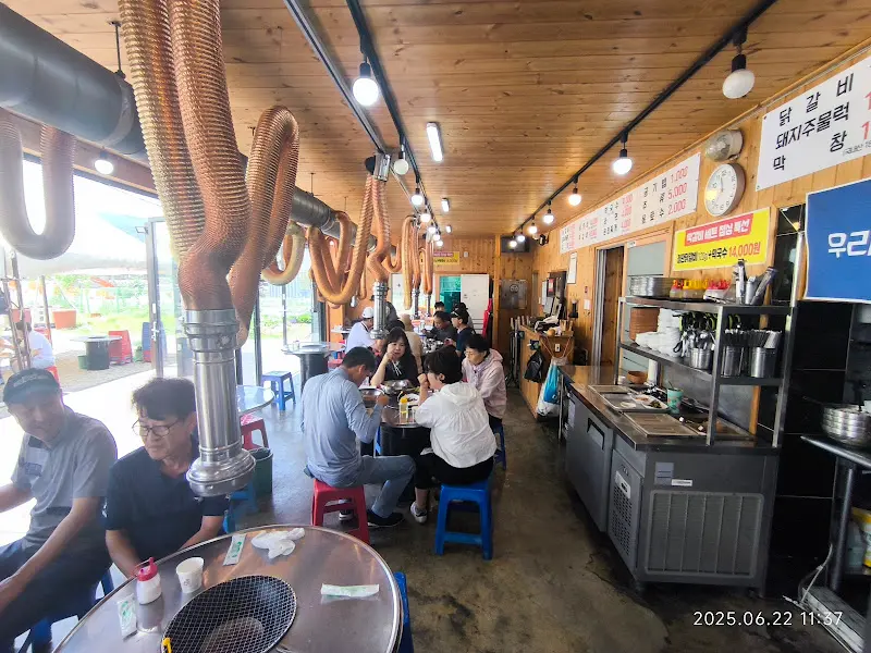 실내 테이블 전경