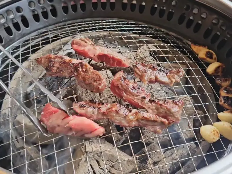 숯불에 구워진 돼지갈비